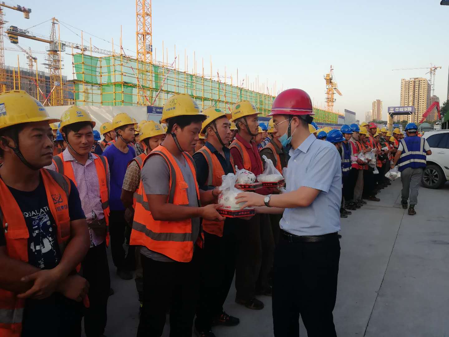 金盛实业2020年机关及项目端午慰问品发放仪式(图2)