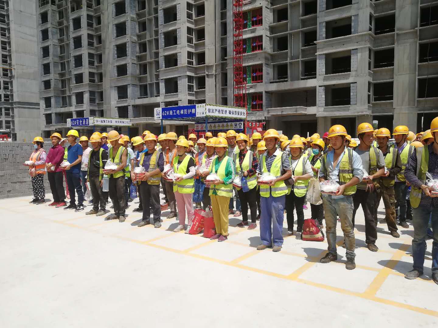 金盛实业2020年机关及项目端午慰问品发放仪式(图3)