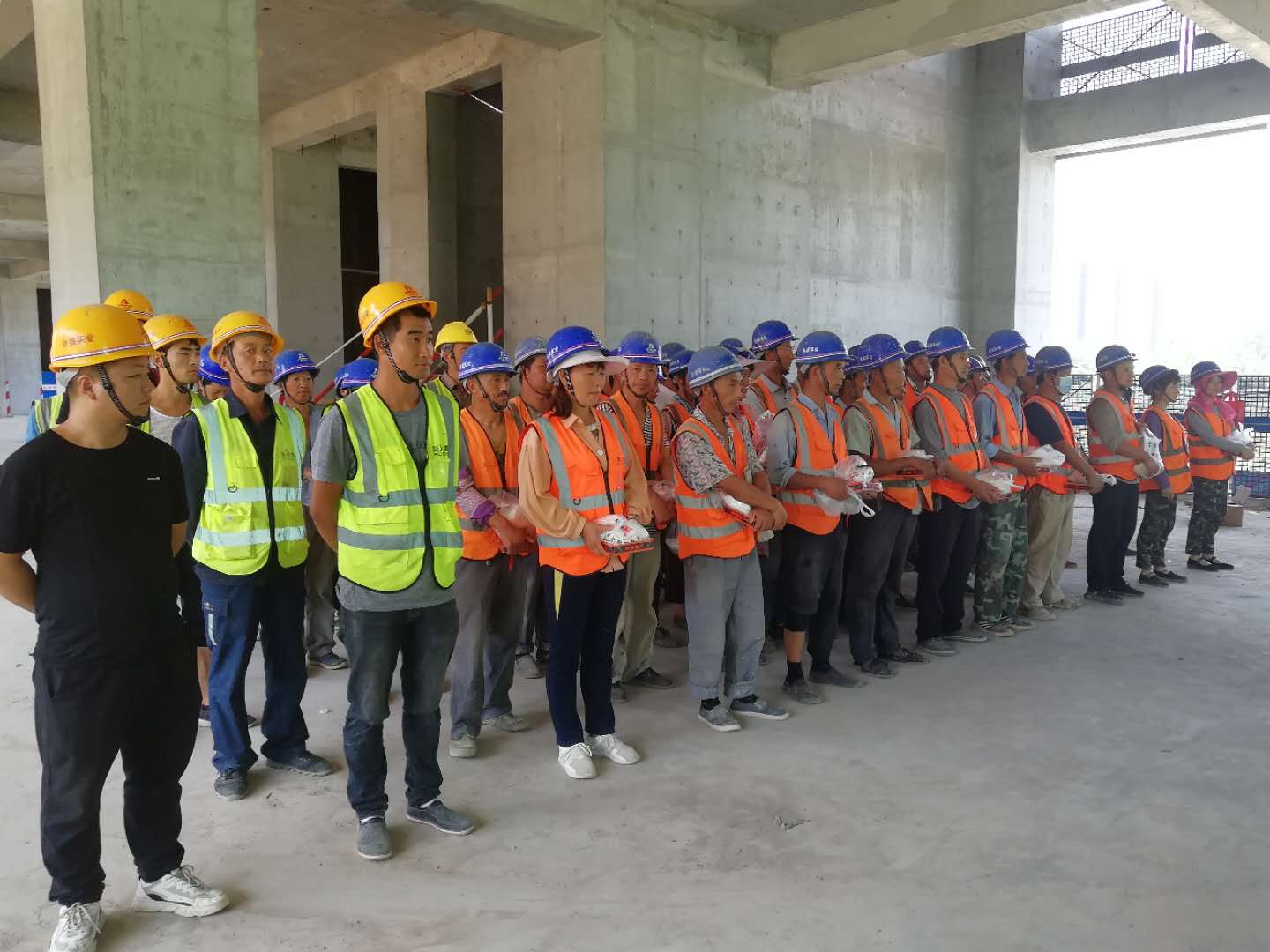 金盛实业2020年机关及项目端午慰问品发放仪式(图4)