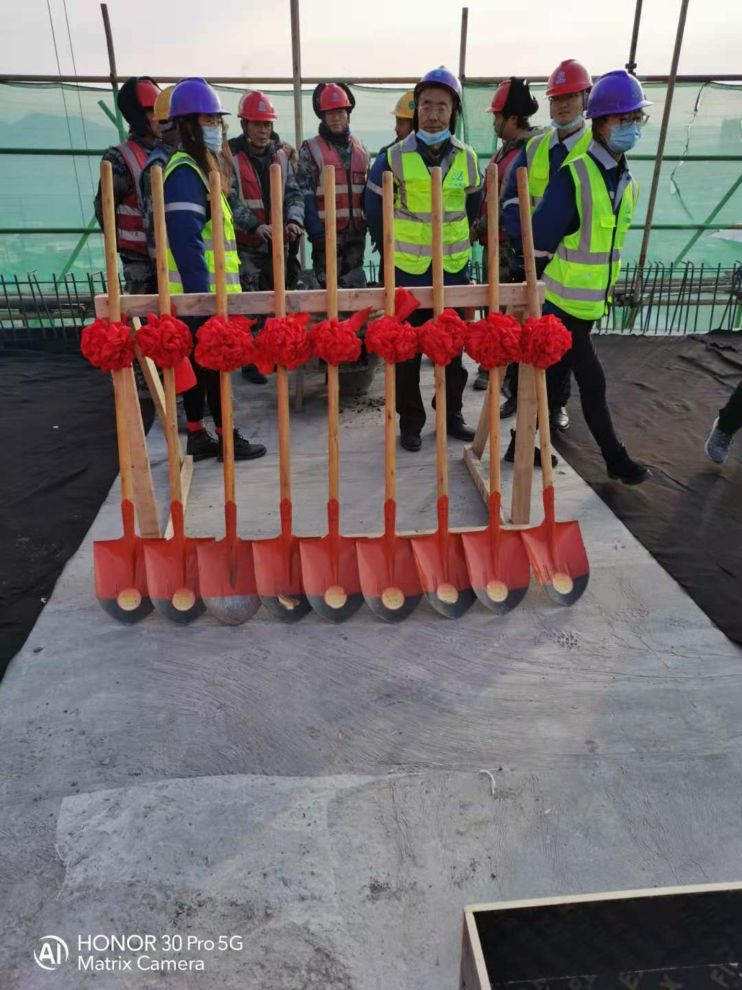 我司承建的兰州资源学院实训楼顺利封顶！(图3)