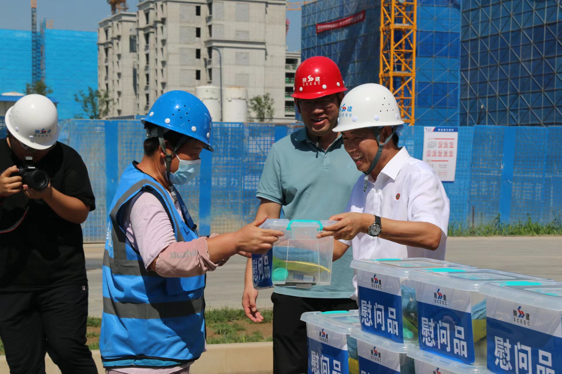 酷暑送清凉,凝心鼓干劲!金盛阳光里项目开展夏季慰问活动(图2) 酷暑送清凉,凝心鼓干劲!金盛阳光里项目开展夏季慰问活动(图2)