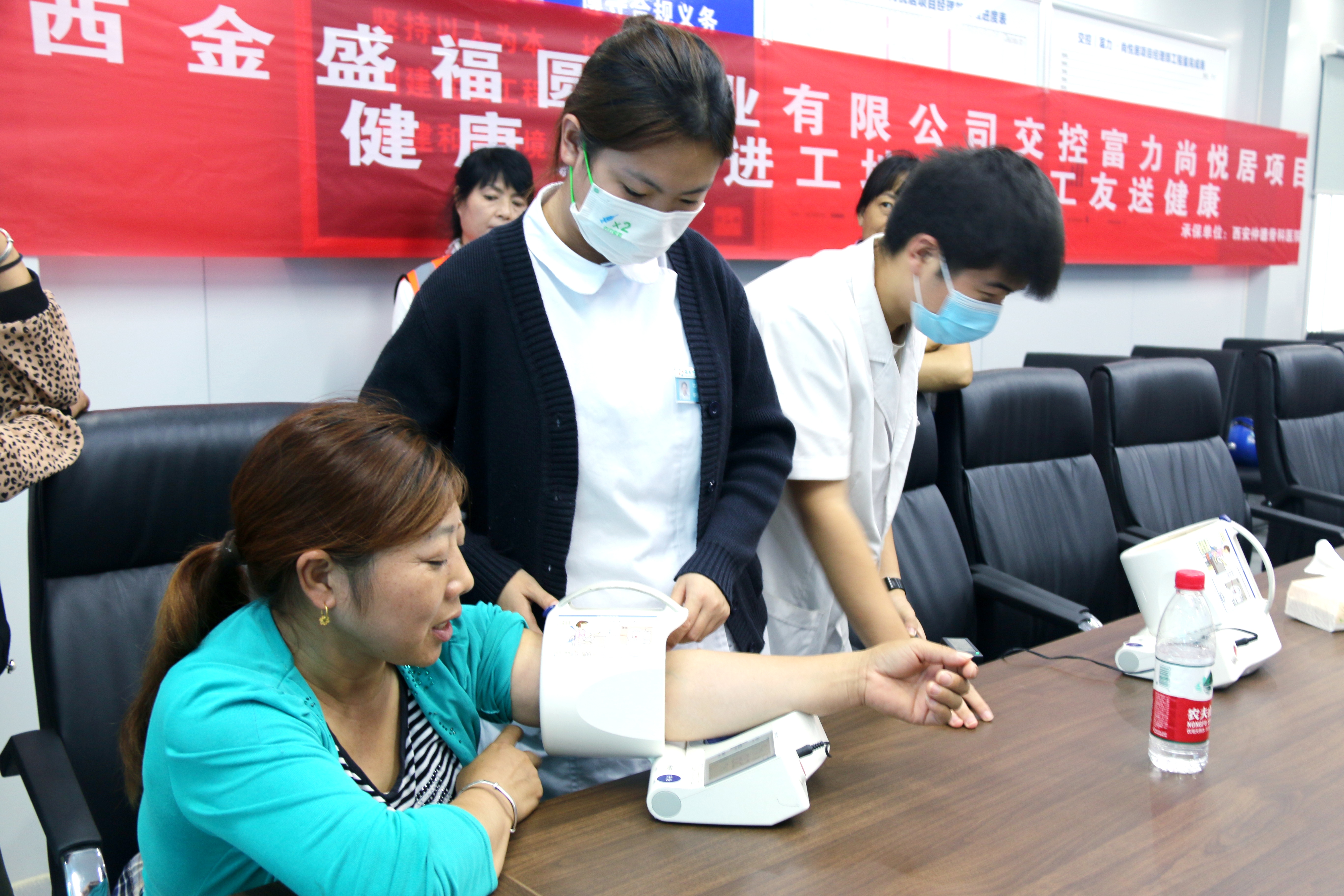 免费体检进工地,关爱员工暖人心——陕西金盛交控尚悦居项目全体员工免费体检及医疗救护方面培训活动(图3) 免费体检进工地,关爱员工暖人心——陕西金盛交控尚悦居项目全体员工免费体检及医疗救护方面培训活动(图3)
