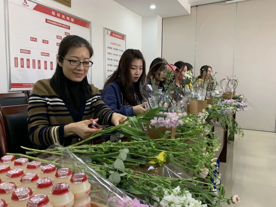 公司隆重举行3·8女神节 | “花漾女神 向美而生”花艺沙龙