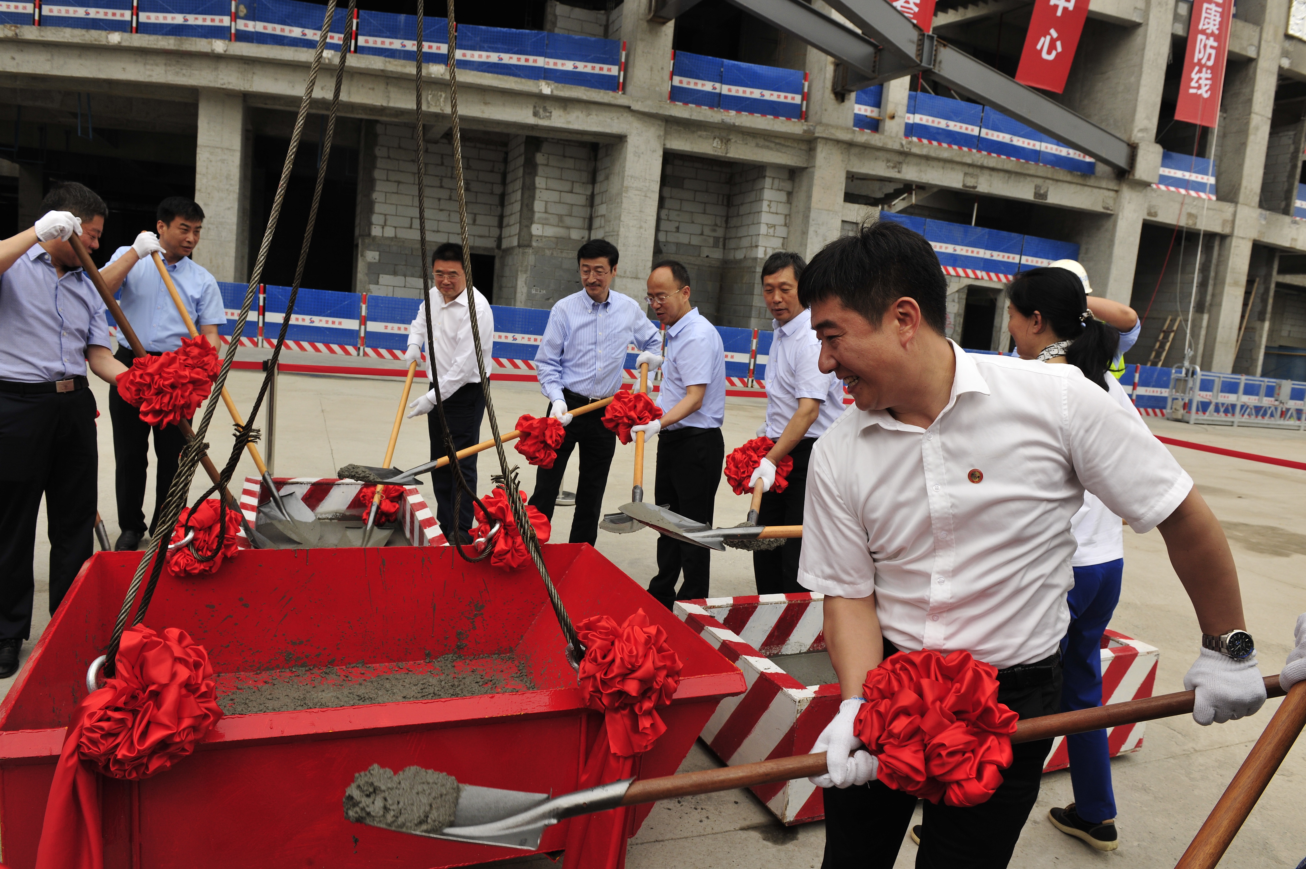 匠心筑精品|红会医院高铁院区主体封顶(图2)